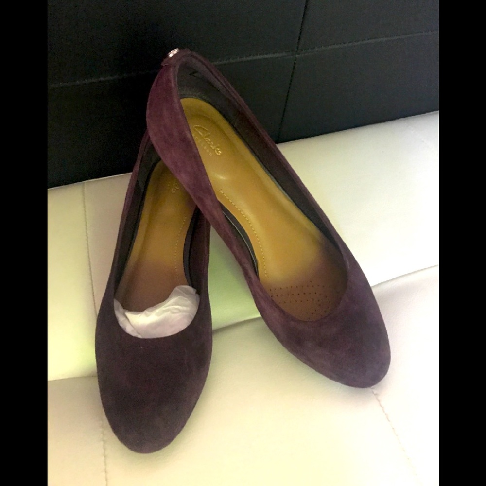 EUC Comfy, cute Clarks wedges, plum color, sz8